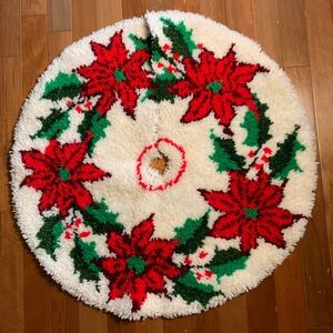 Vintage Handmade‎ Hook Rug Christmas Tree Skirt Poinsettia Holly 34" Round